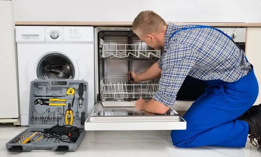 Arifiye Protherm servisi teknisyen ekibi beyaz eşya tamiri yaparken